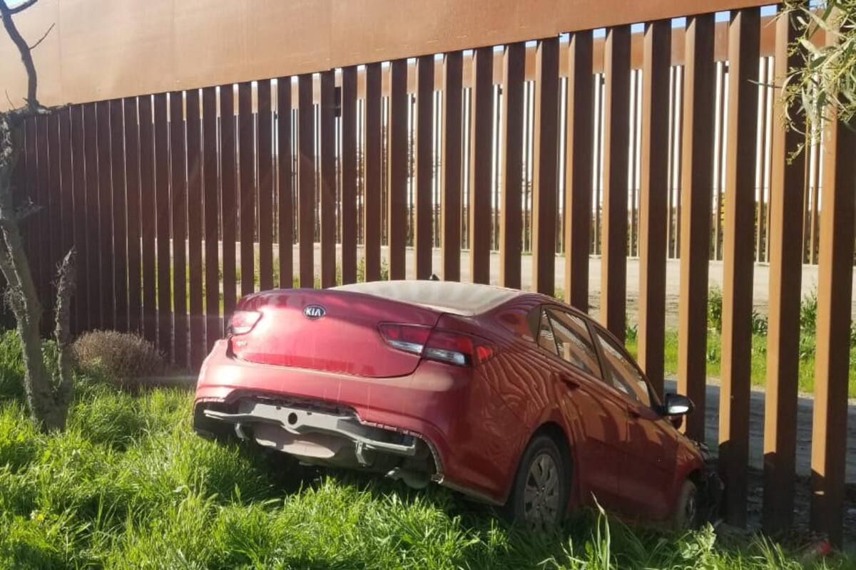 Se impacta vehículo contra muro fronterizo en avenida Aeropuerto
