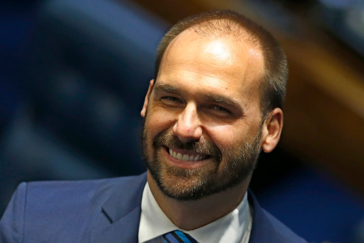 ARCHIVO - En esta foto de archivo del 22 de octubre de 2019, el legislador Eduardo Bolsonaro, hijo del presidente brasileño, sonríe durante la votación final de reformas a las pensiones en el Senado en Brasilia, Brasil. (AP Foto/Eraldo Peres, Archivo)