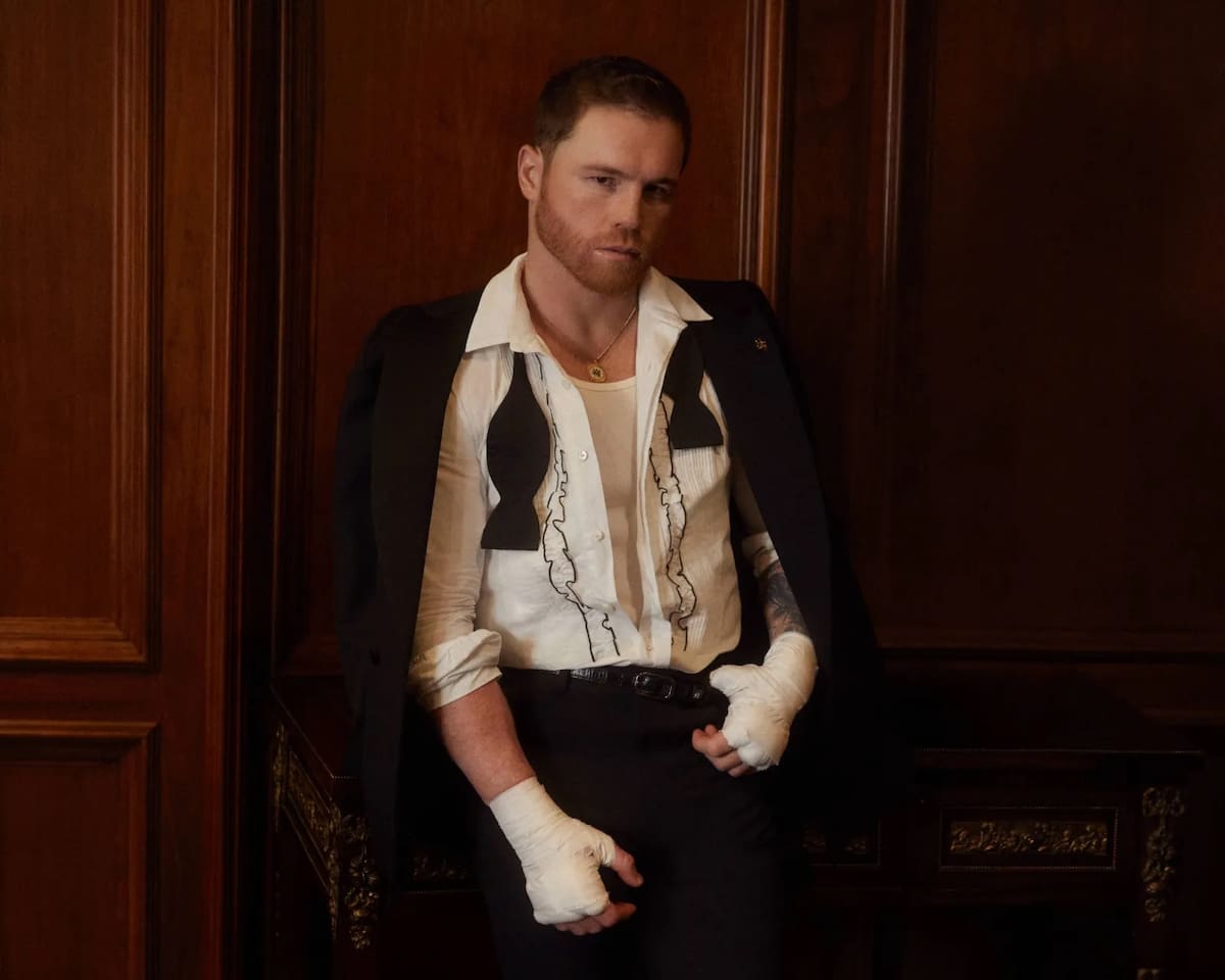 Álvarez viste un traje de sastrería mientras tiene las manos vendadas. (Foto: AMIRI)
