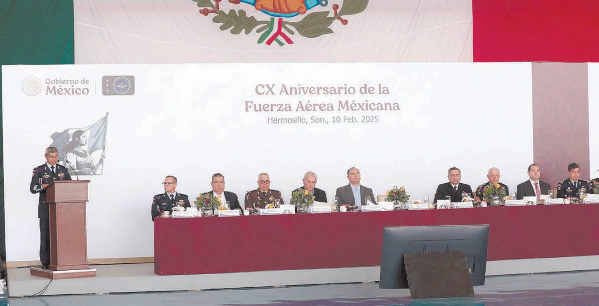 Ceremonia del 110 aniversario de la Fuerza Aérea Mexicana . FOTO: TEODORO BORBÓN