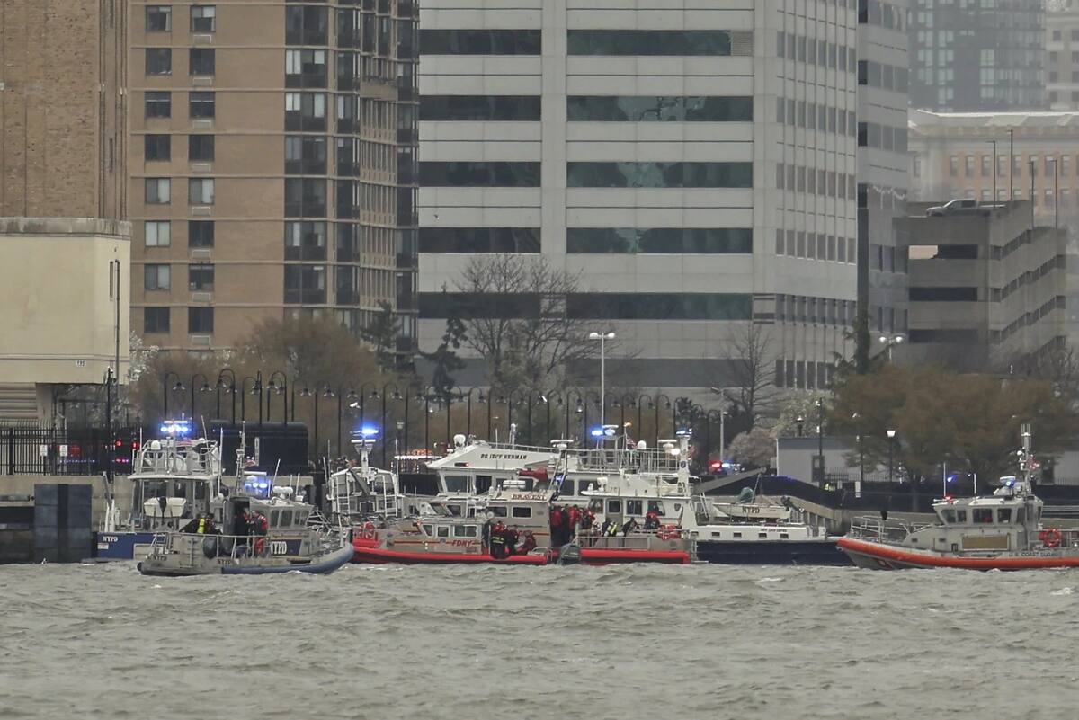 Desde el Muelle 40 en Nueva York, se observa cómo la policía y los equipos de bomberos de Nueva York y Nueva Jersey responden al lugar el jueves 10 de abril de 2025, donde un helicóptero cayó en el río Hudson entre Manhattan y la zona costera de Nueva Jersey. | Crédito: AP/Yuki Iwamura
