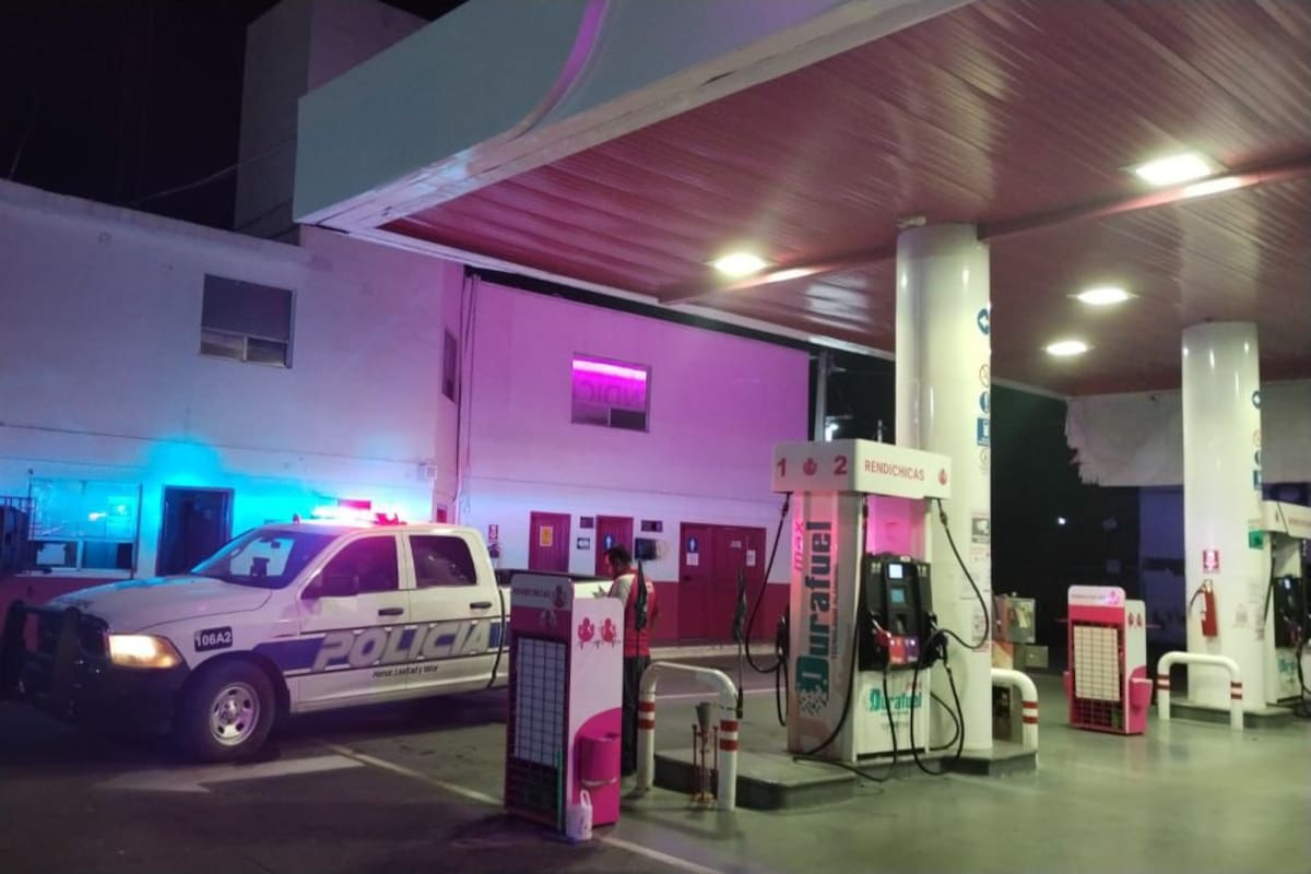 Arrestan a dos por asalto a gasolinera