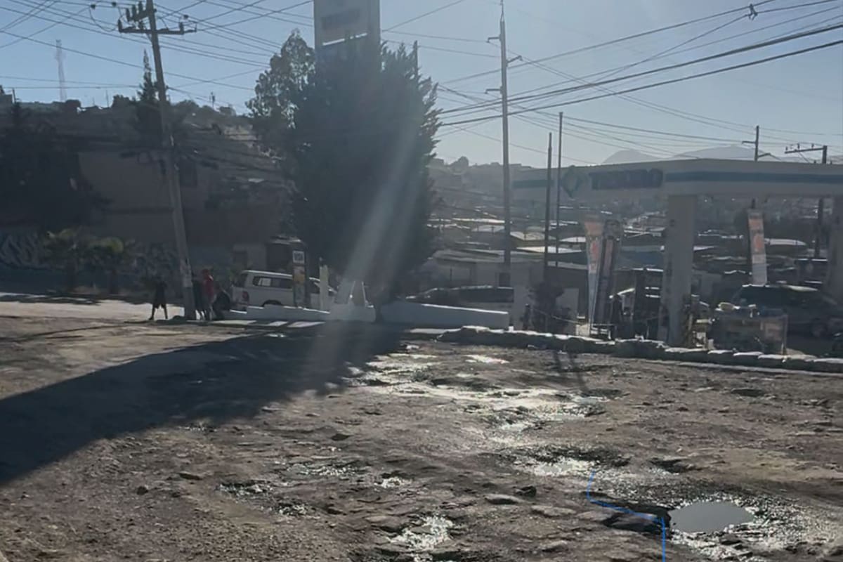 Reportan baches en vialidades clave de Villa del Campo