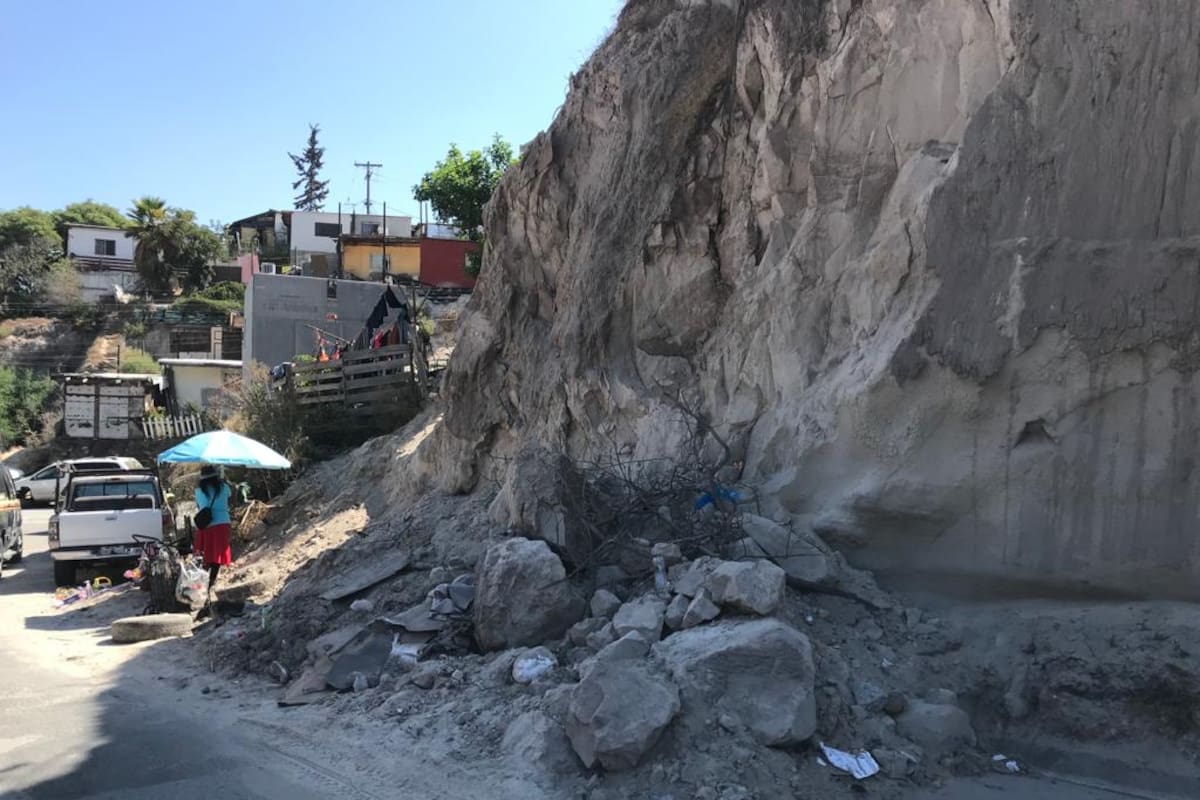 Temen que se caiga cerro de la colonia Camino Verde