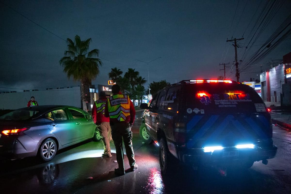Automóvil vuelca en el Insurgentes, hay dos detenidos