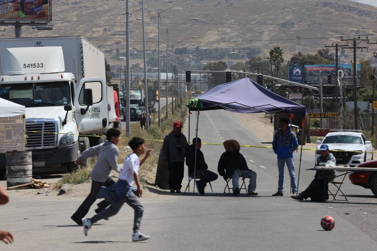 Los inconformes afirman que no se irán del lugar hasta que no les cumplan sus demandas.