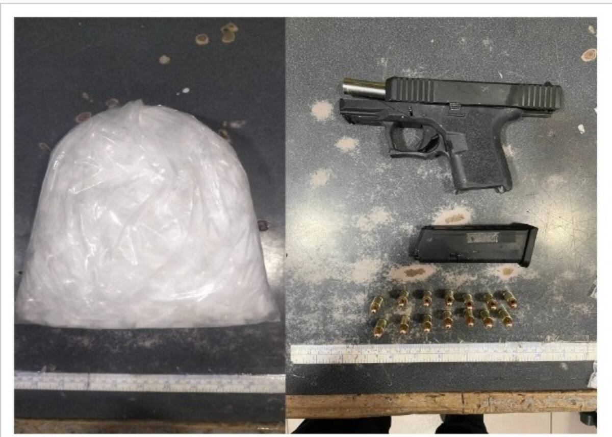 Dentro del vehículo, encontraron un arma de fuego tipo escuadra con 14 tiros útiles y una bolsa con una sustancia similar a la metanfetamina I Foto; Cortesía