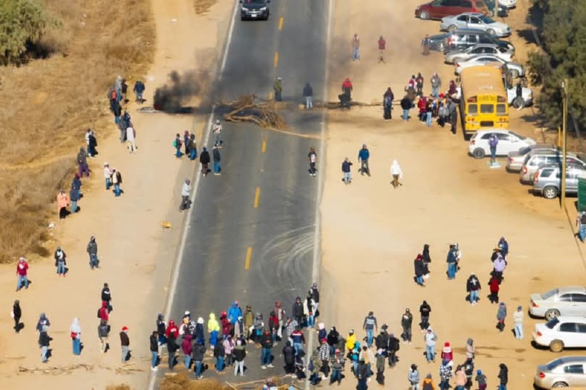 Jornaleros protestan con bloqueo en carretera a San Quintín