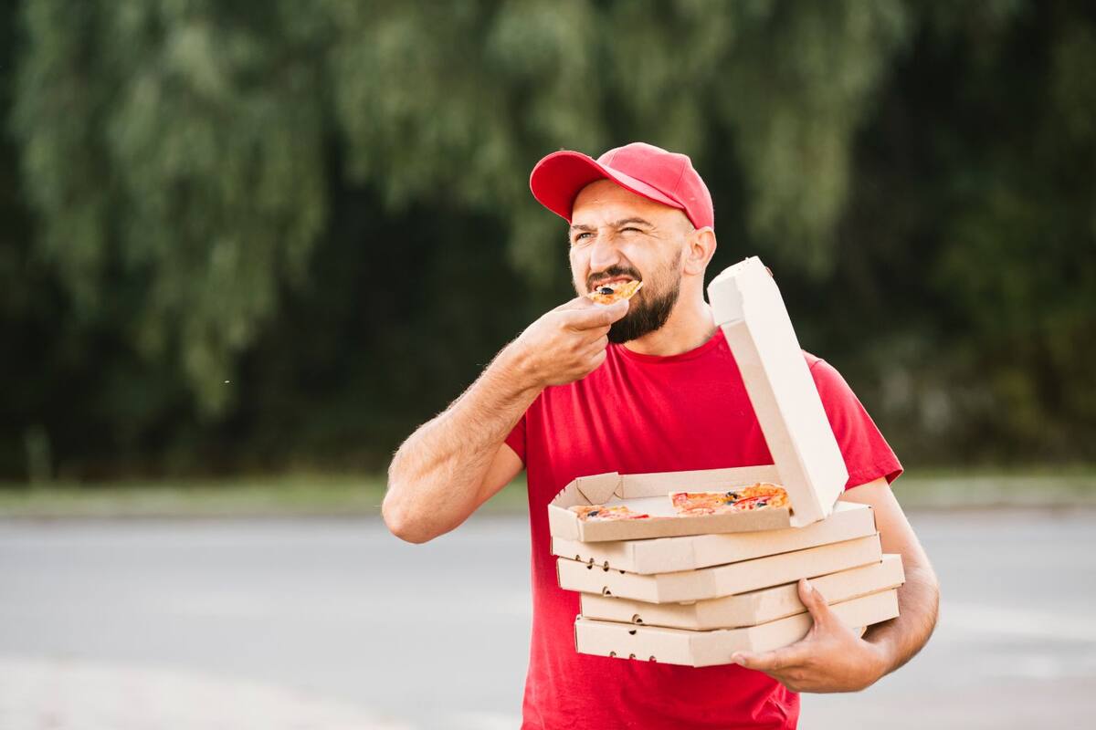 VIDEO: Repartidor “mañosea” pizza antes de entregarla