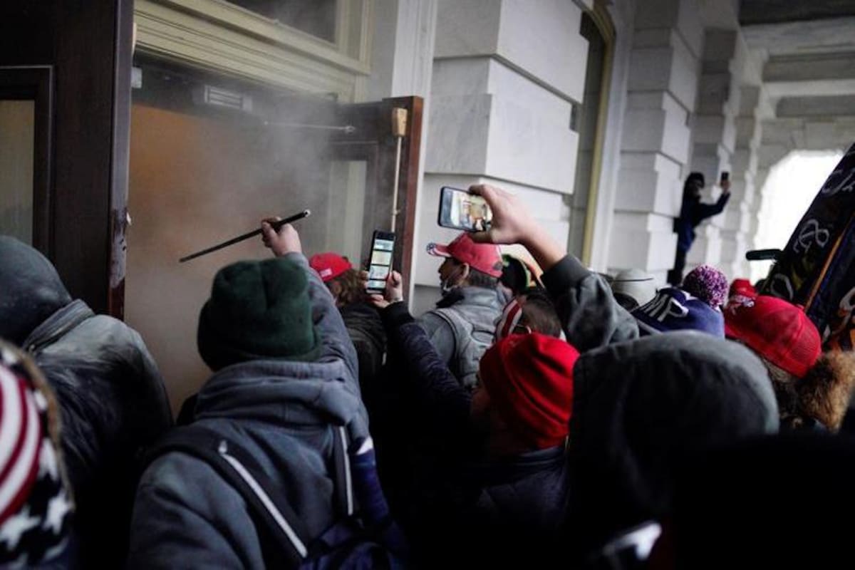 Muere la mujer baleada durante asalto en Capitolio de seguidores de Trump