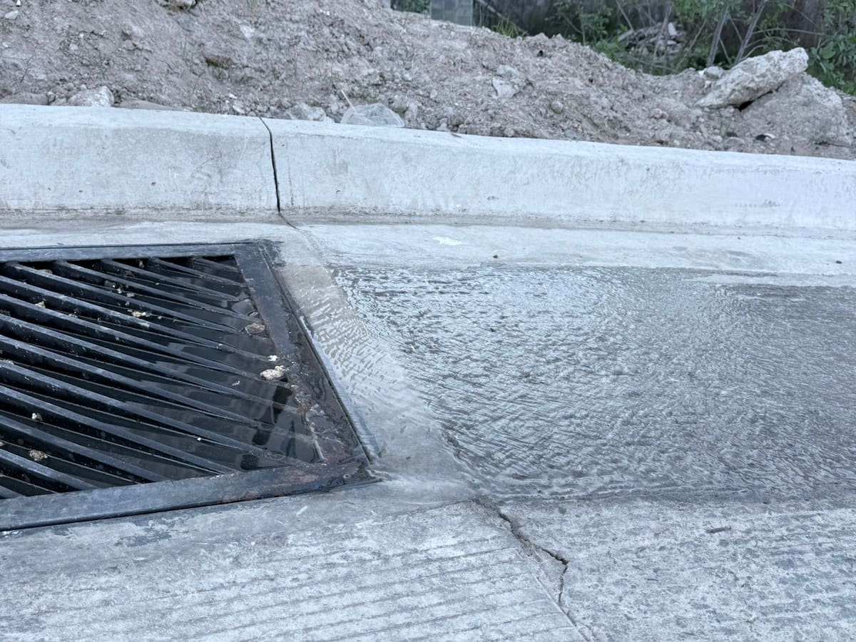 Acusan descargas irregulares de agua, afectaciones sanitarias y riesgo estructural. Foto: Michelle Castillo