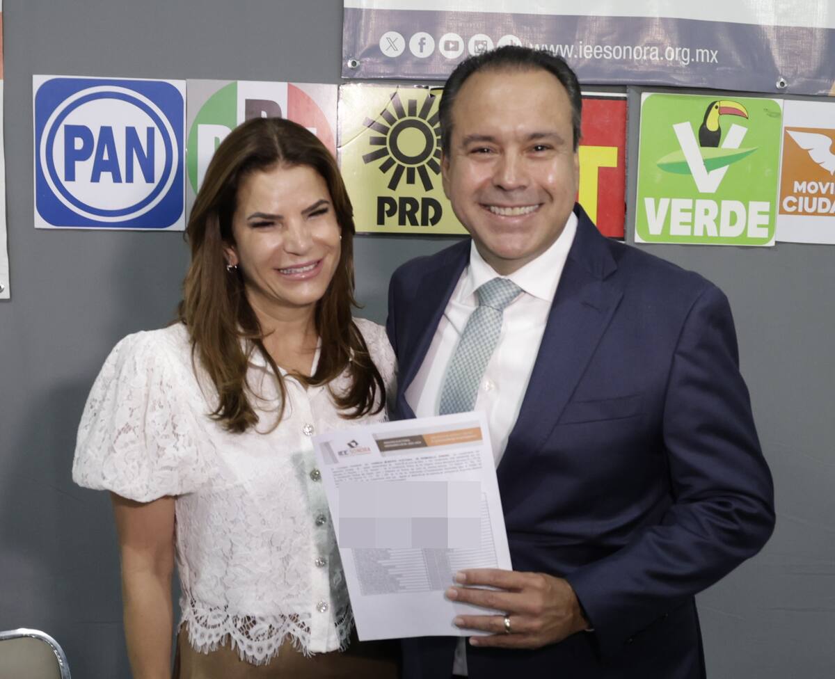 Antonio Astiazarán Gutiérrez, acompañado de su esposa Patricia Ruibal Zaragoza, muestra la constancia que lo acredita como alcalde de Hermosillo por un segundo periodo. FOTO: TEODORO BORBÓN