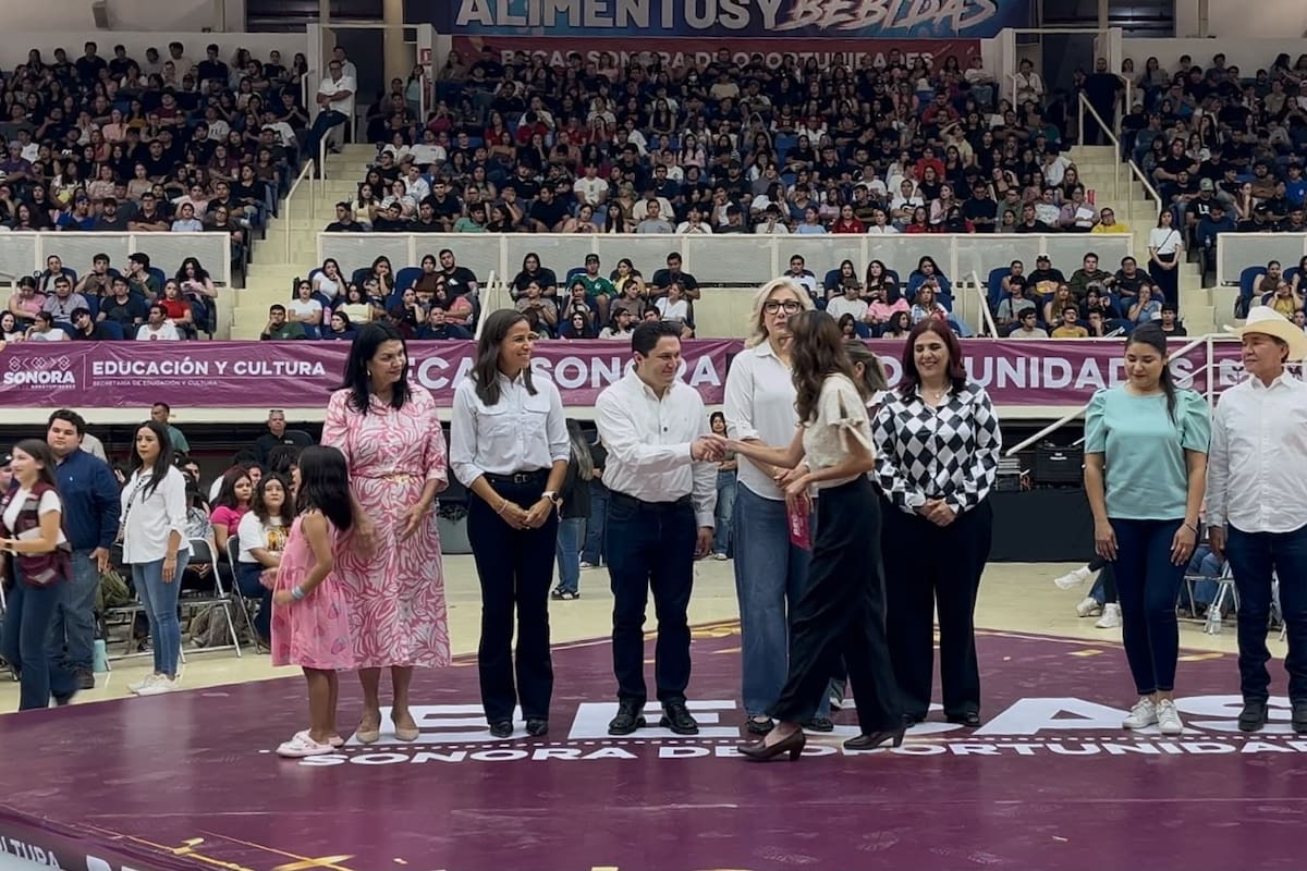 Entregan cerca de 13 mil becas a universitarios de Cajeme y Navojoa para transporte, inscripción y materiales escolares