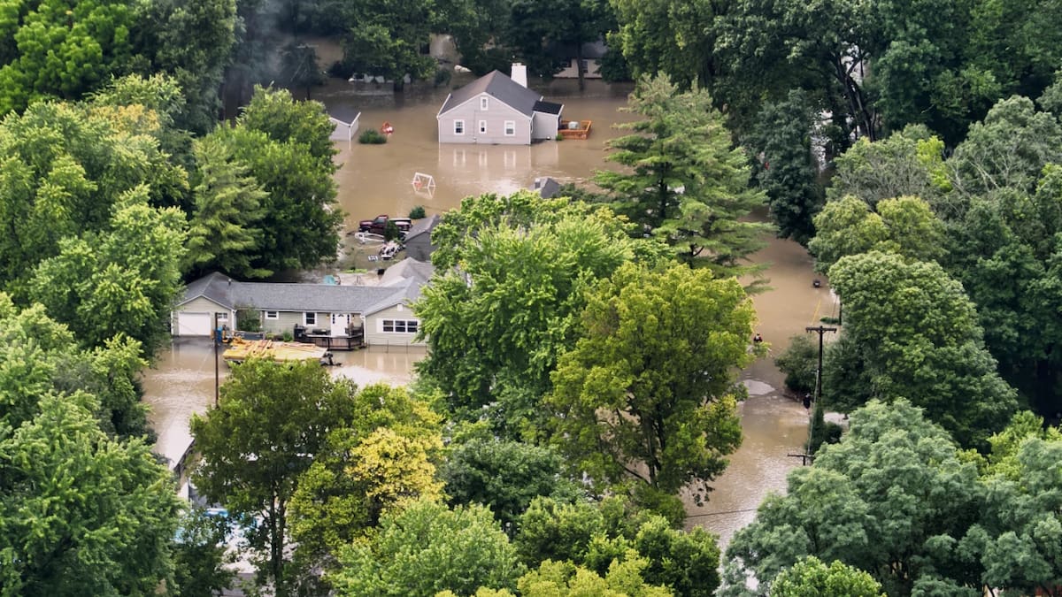 El desbordamiento de los ríos convirtió calles y zonas habitadas de Indiana en áreas inundadas después de las intensas precipitaciones. Foto: AP.