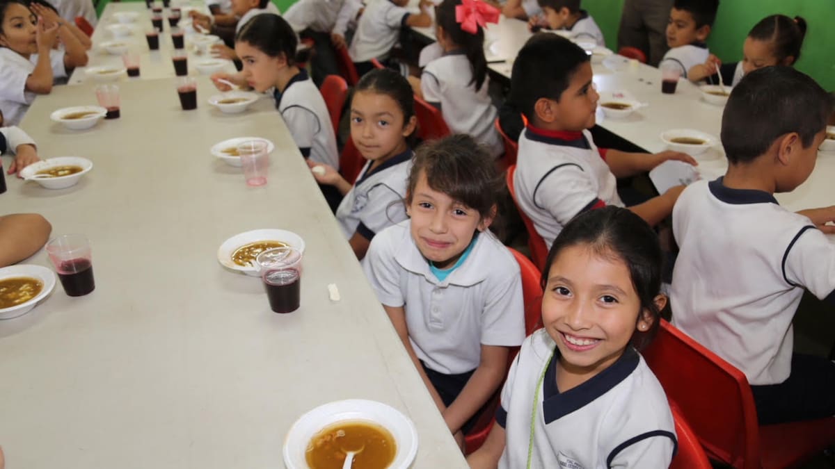 Diputados buscan que alumnos de escuelas de tiempo completo tengan comida asegurada por ley y no solo por programas temporales