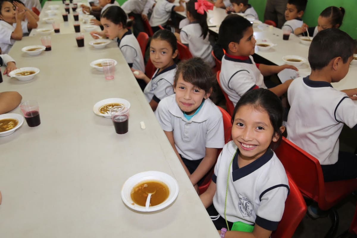 Diputados buscan que alumnos de escuelas de tiempo completo tengan comida asegurada por ley y no solo por programas temporales