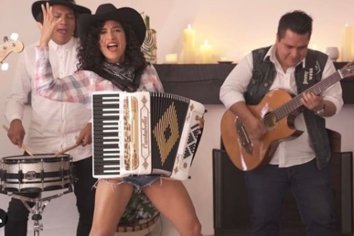 VIDEO: Flor Amargo le lleva serenata a su novia