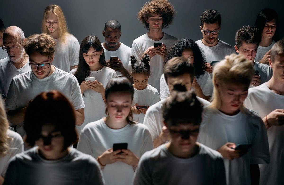 Las plataformas digitales pueden representar un riesgo para la salud mental y la seguridad de los jóvenes. | Crédito: canva