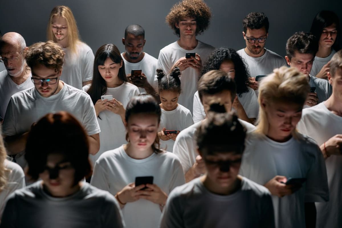 Mientras en México se debate el impacto de las pantallas, Australia y otros países ya prohíben redes sociales a menores