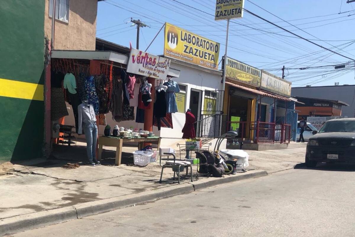 Invaden espacio público puestos fijos y semifijos en Rosarito