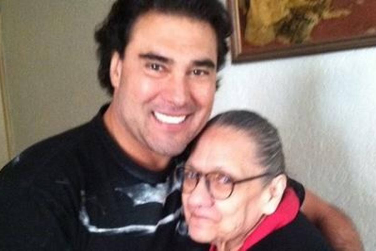 Eduardo Yáñez celebra cumpleaños de su mamá