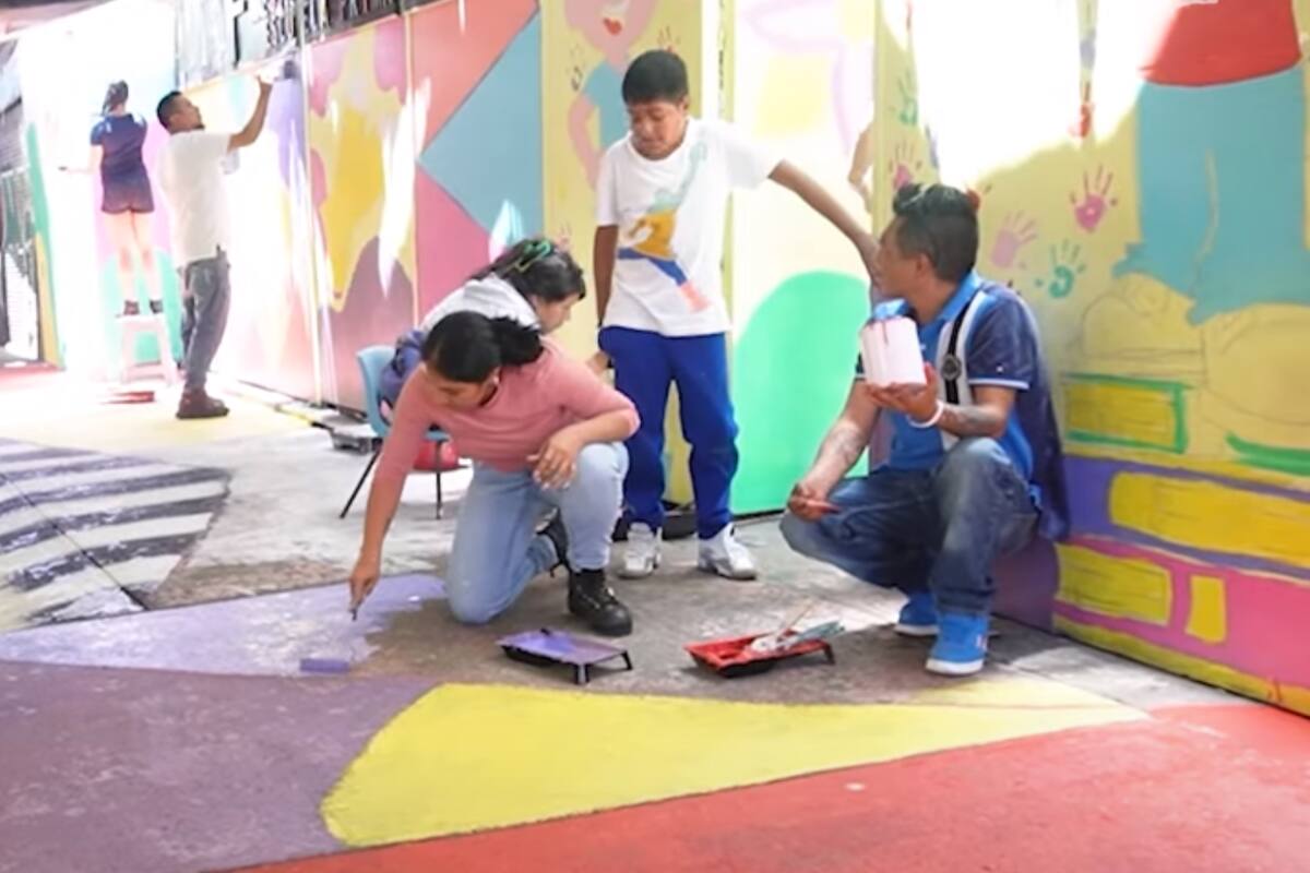 “Más arte y menos propaganda”: vecinos de Tepito transforman carteles de campaña en arte urbano