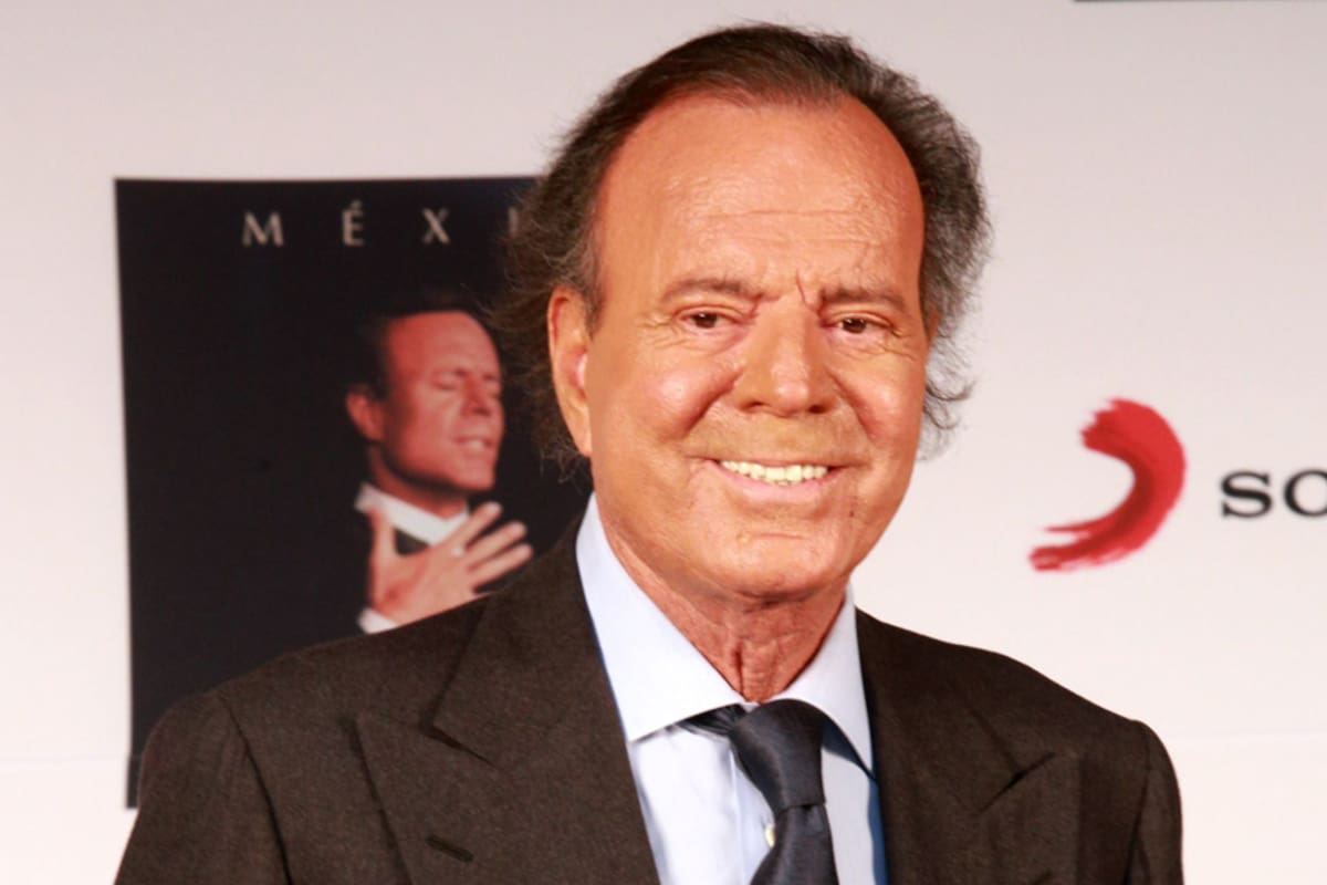 Julio Iglesias tacha de incoherentes a las mujeres que lo demandaron y filtra mensajes para defenderse