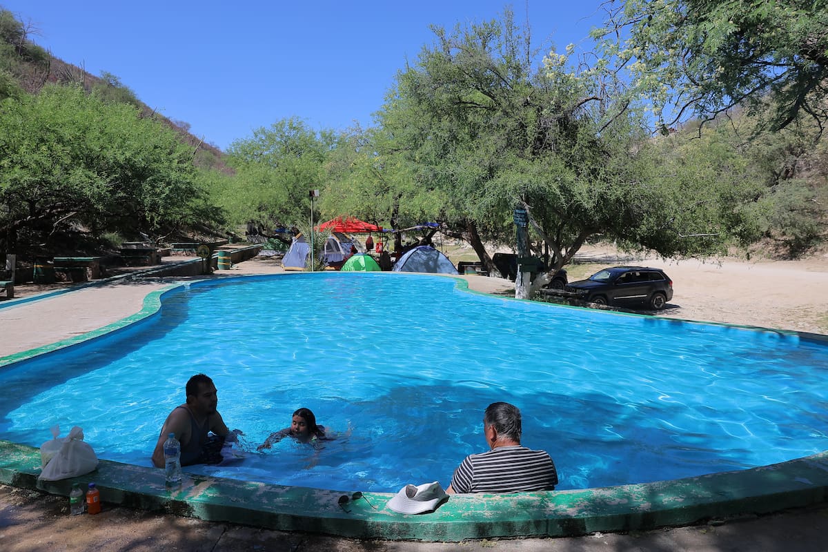 Los visitantes pueden disfrutar de las albercas en tiempo de frío o de calor por la temperatura cálida del agua.