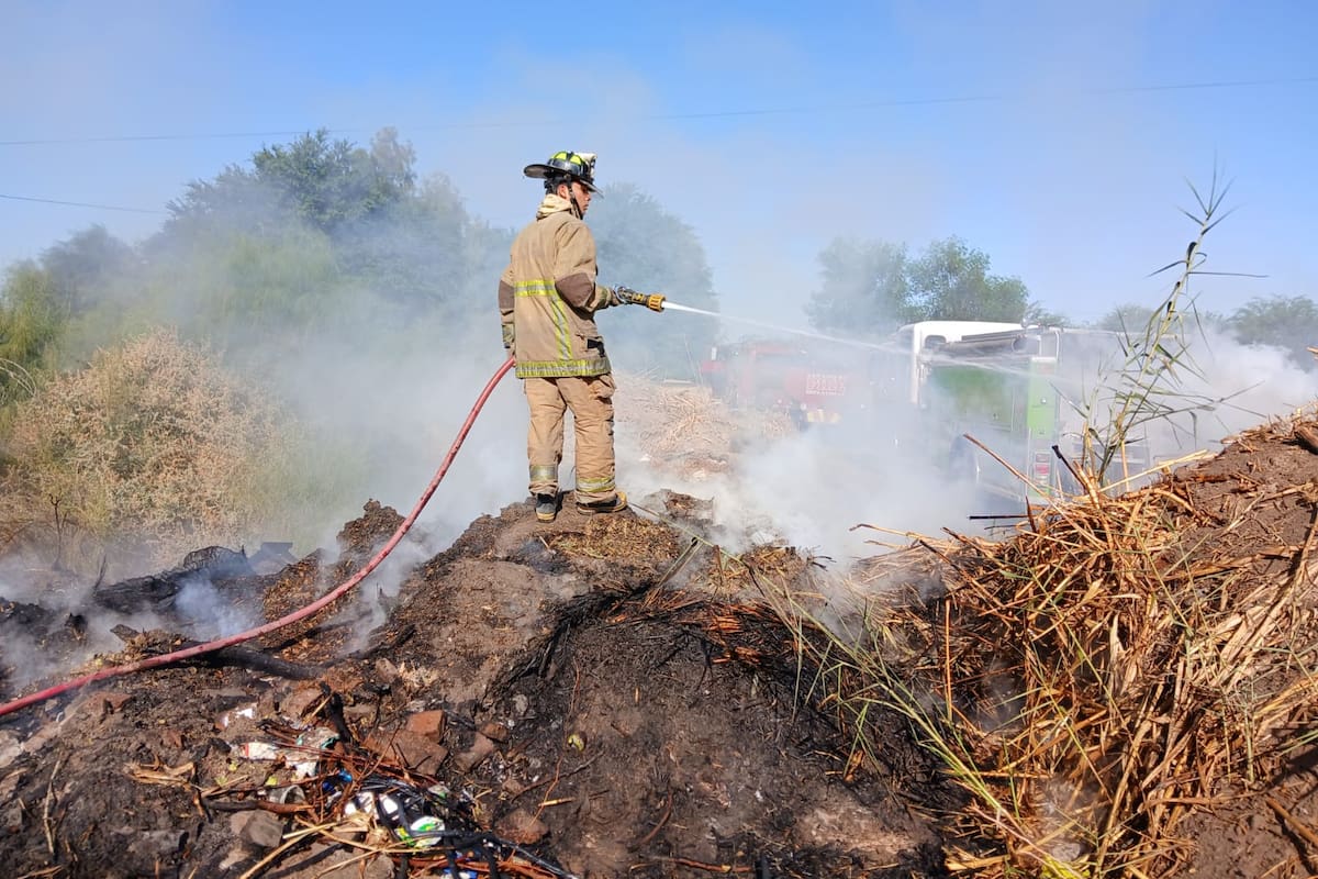 Atienden bomberos incendios de llantas y maleza en distintos puntos de SLRC