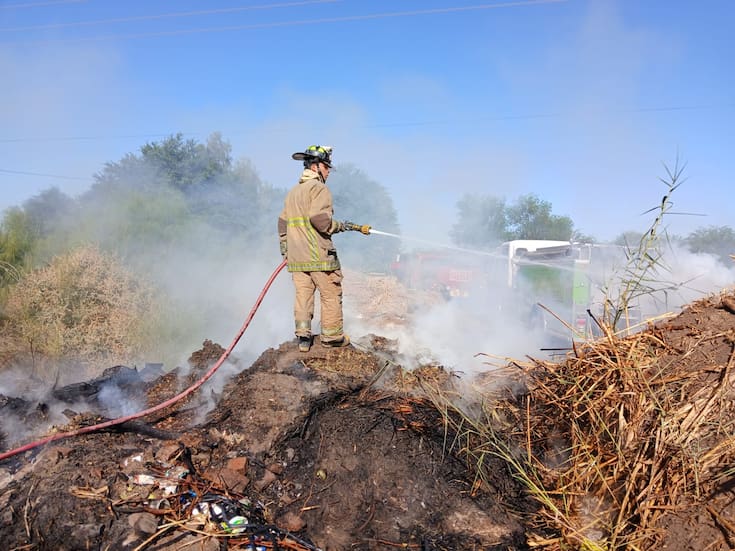 Atienden bomberos incendios de llantas y maleza en distintos puntos de SLRC
