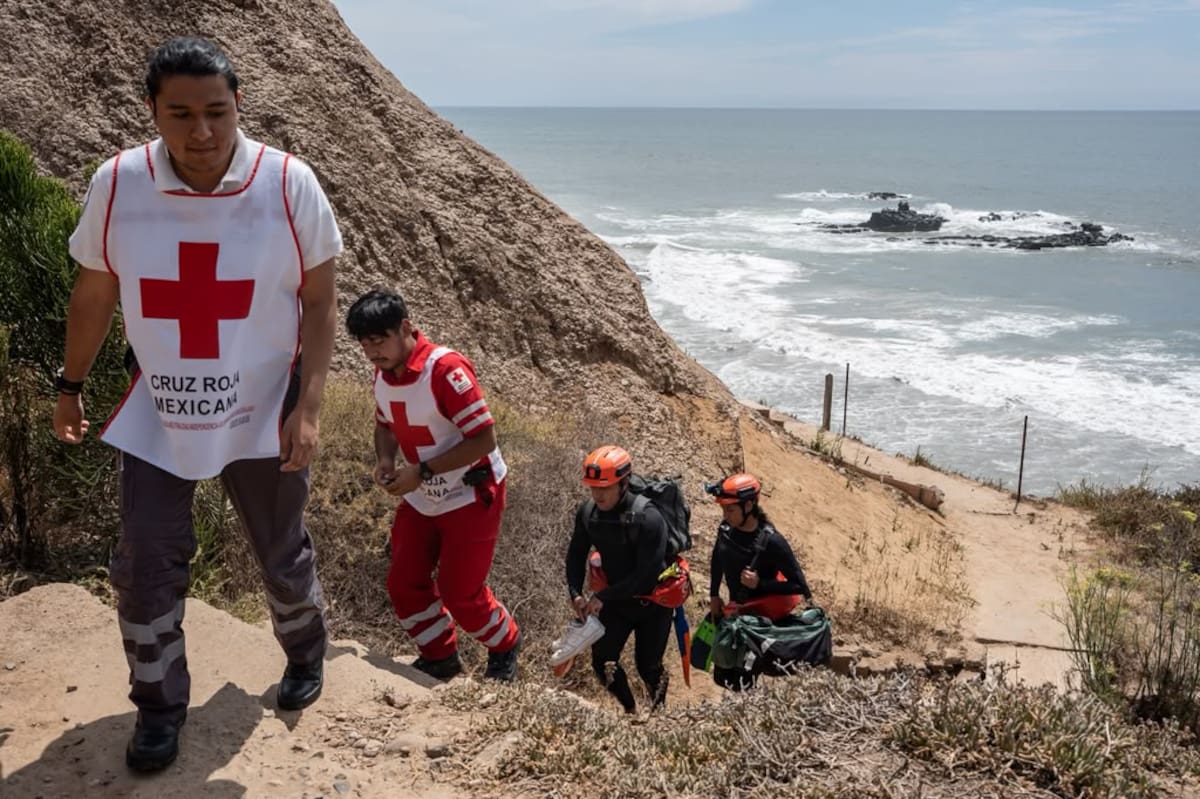 Personal de la División de Rescate Acuático recorrió la zona de acantilados de Punta Bandera durante el operativo para localizar y extraer al pescador. Foto: Cortesía / Border Zoom