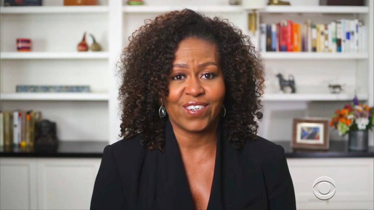 En esta imagen capturada de video y emitida el domingo 28 de junio de 2020 por BET, la ex primera dama estadounidense Michelle Obama presenta el premio humanitario para Beyonce durante la ceremonia virtual de los Premios BET. (BET vía AP)