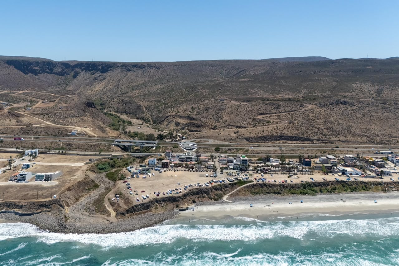 Bomberos de Playas de Rosarito, Tijuana y Ensenada participan en la búsqueda del joven desaparecido en Los Alisitos. Foto: Border Zoom