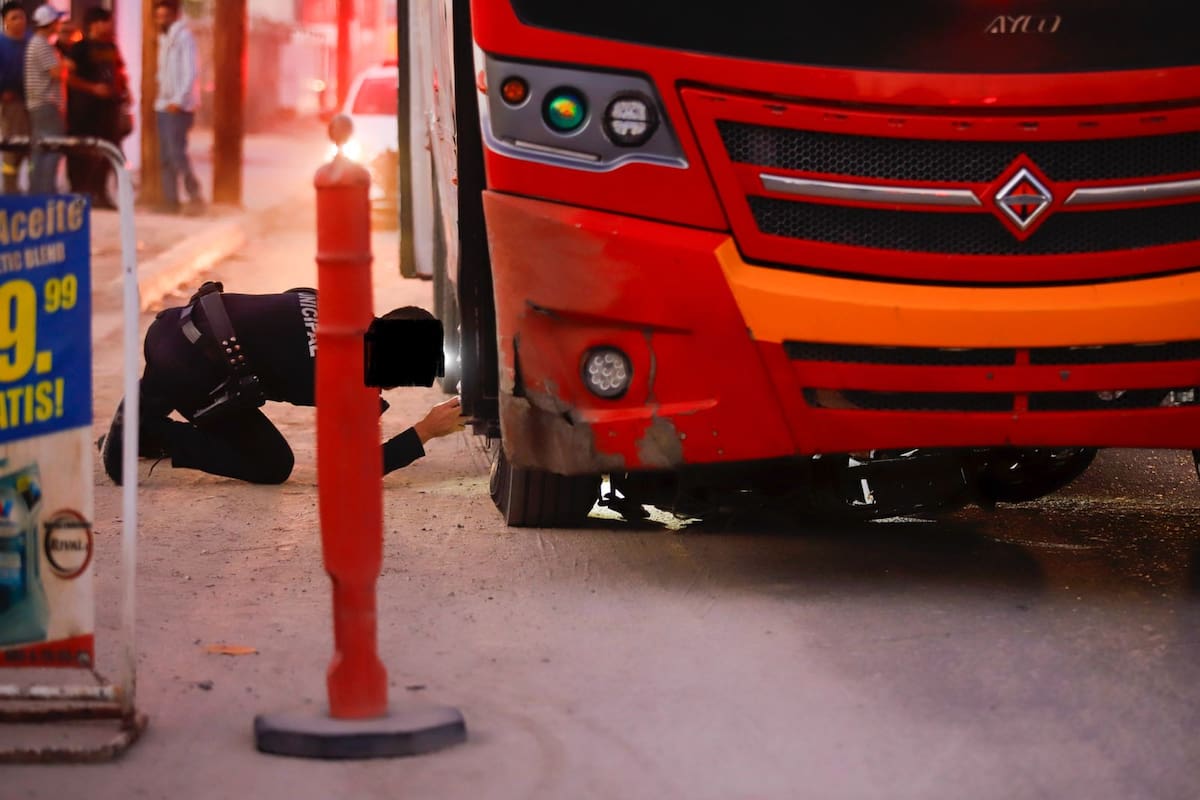 Muere adulto mayor motociclista tras choque con camión de transporte público