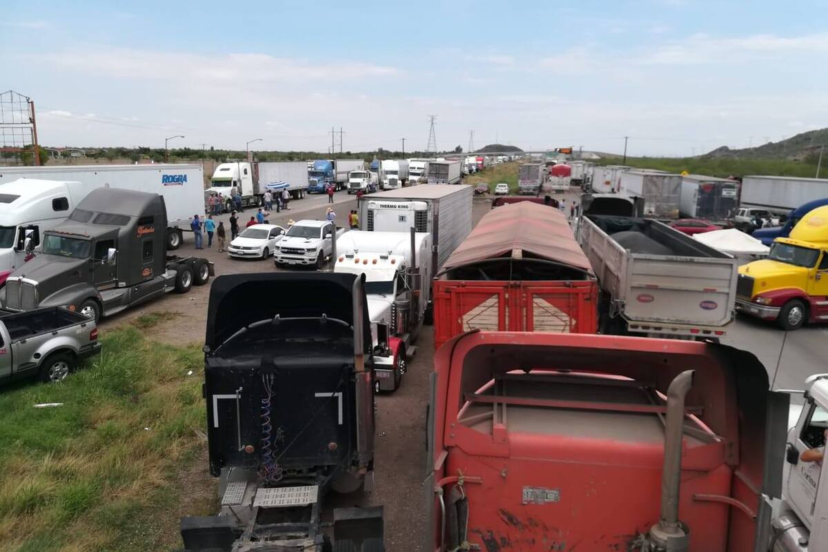 Tardan transportistas y automovilistas más de una hora para salir de Ciudad Obregón por bloqueo