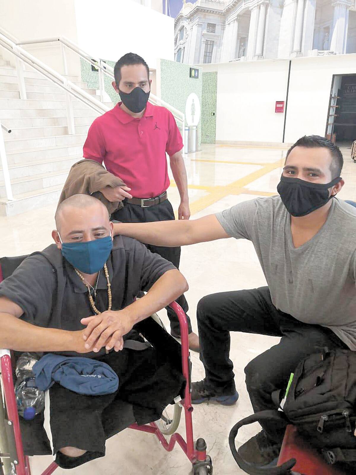 Dionisio Velasco (izq.) con su hermano Pedro (der.) a punto de subir al avión que los llevaría de regreso a su hogar en la CDMX.
