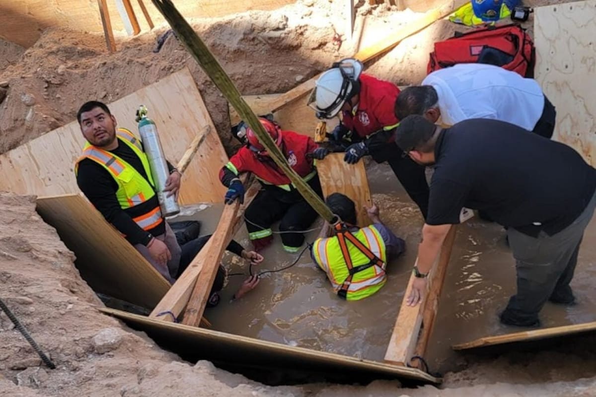 Rescatan a trabajador atrapado en derrumbe en obra de hospital