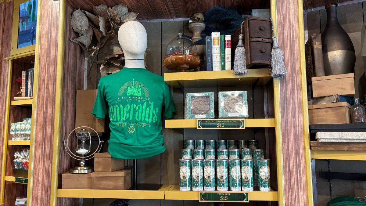 Libretas, camisetas, sudaderas hasta pins, bolsas y más, son otros de los productos de Wicked que están ya a la venta en Universal Studios Hollywood y en Universal CityWalk.