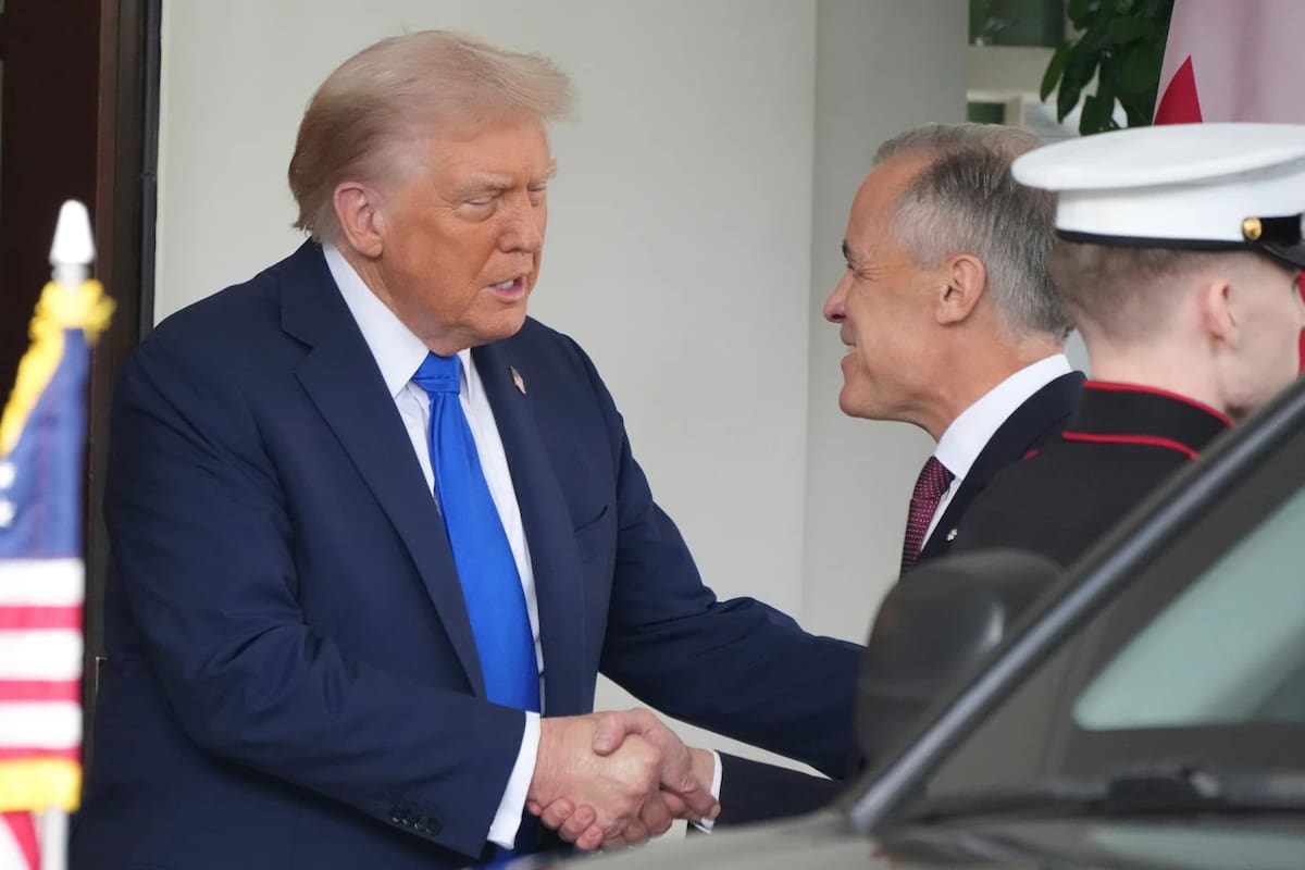 El presidente Donald Trump saluda al primer ministro de Canadá, Mark Carney, a su llegada a la Casa Blanca, el martes 7 de octubre de 2025, en Washington. | Crédito: AP/Jacquelyn Martin