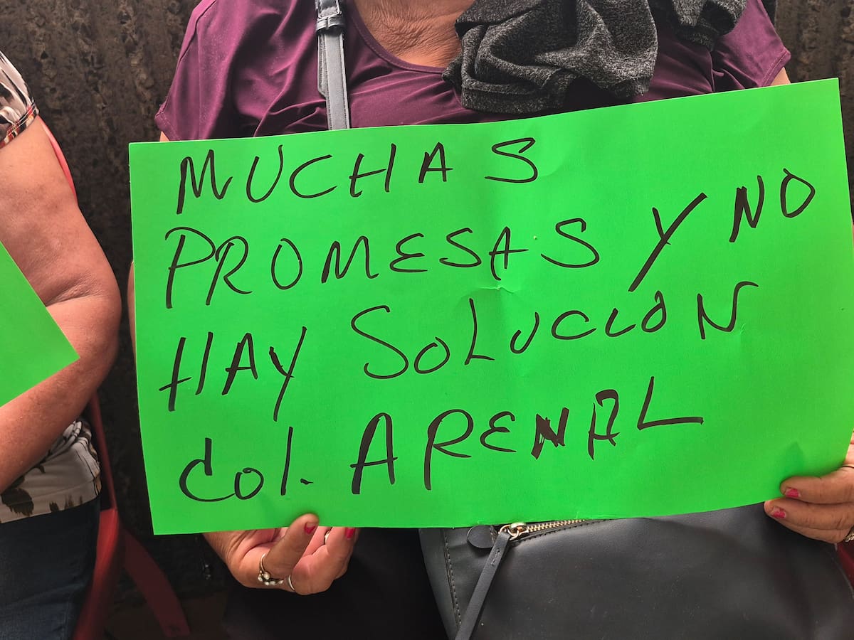 Vecinos de la colonia Arenales acudieron al Palacio Municipal para solicitar atención al problema de vehículos estacionados en la vía pública. Foto: Michelle Castillo.