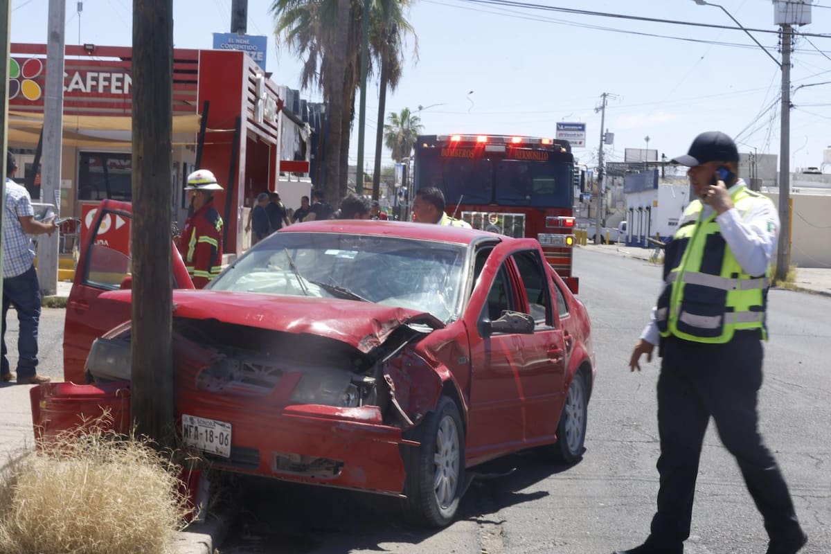 Auto con 8 personas choca contra postes en Hermosillo; menor de 10 años resulta herido