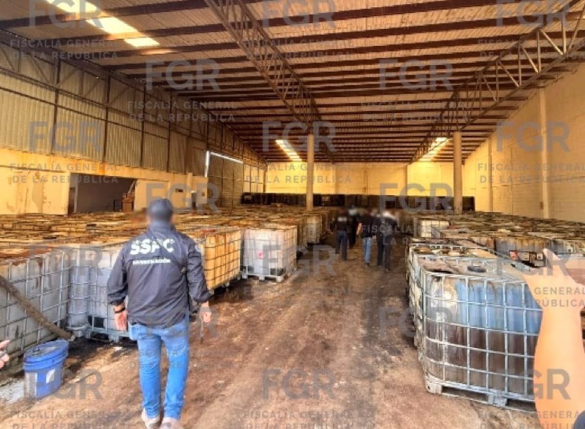 La FGR aseguró cuatro centros de procesamiento ilícito de combustible en San Luis Potosí, Hidalgo y Morelos, como parte de la estrategia federal contra el huachicol. Foto: FGR