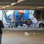 Colapsa piso de estacionamiento con el peso de camión grúa: hay tres personas lesionadas