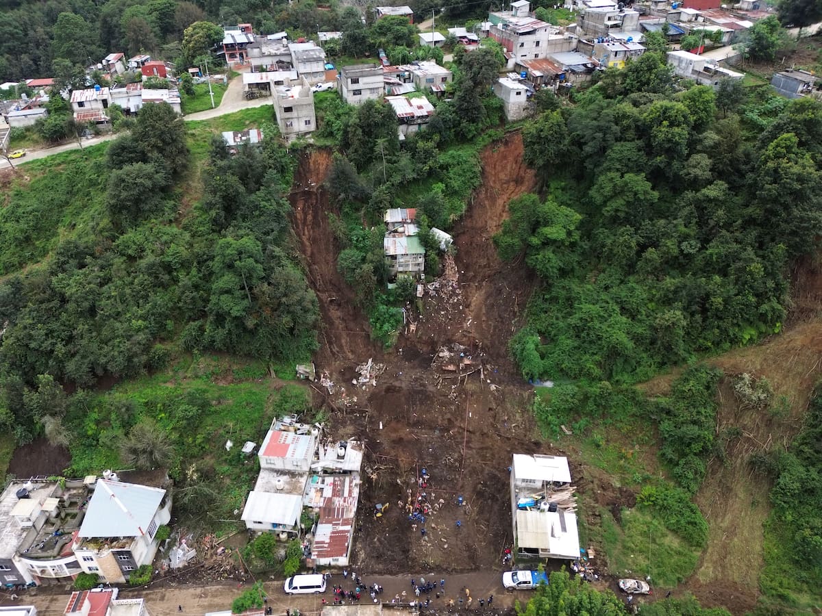 (251013) PUEBLA, 13 octubre, 2025 (Xinhua) Vista aérea tomada con un dron el 13 de octubre de 2025 de un deslizamiento de tierra causado por las lluvias, en Huauchinango, en el estado de Puebla, México. (Xinhua/Francisco Cañedo) (fc) (oa) (ah) (vf)
