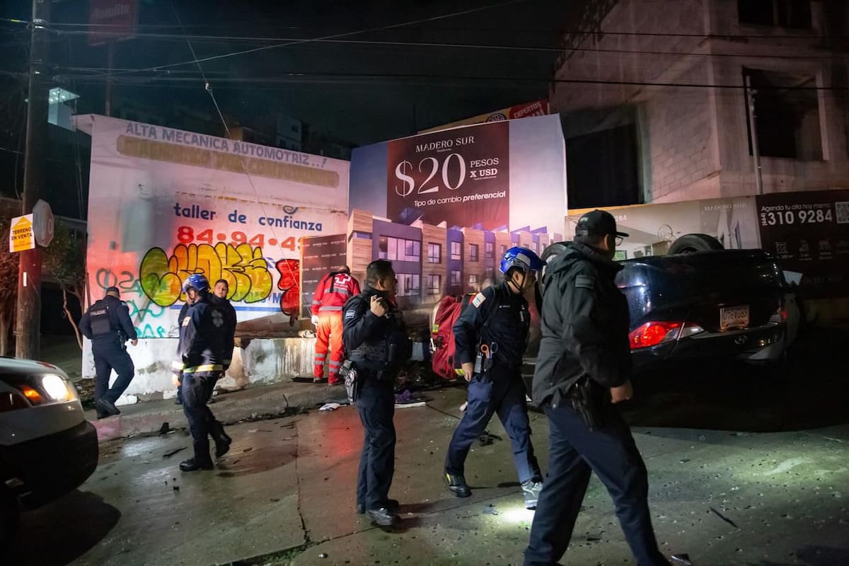 El vehículo terminó en pérdida total tras impactar también a una unidad estacionada. Foto: Border Zoom