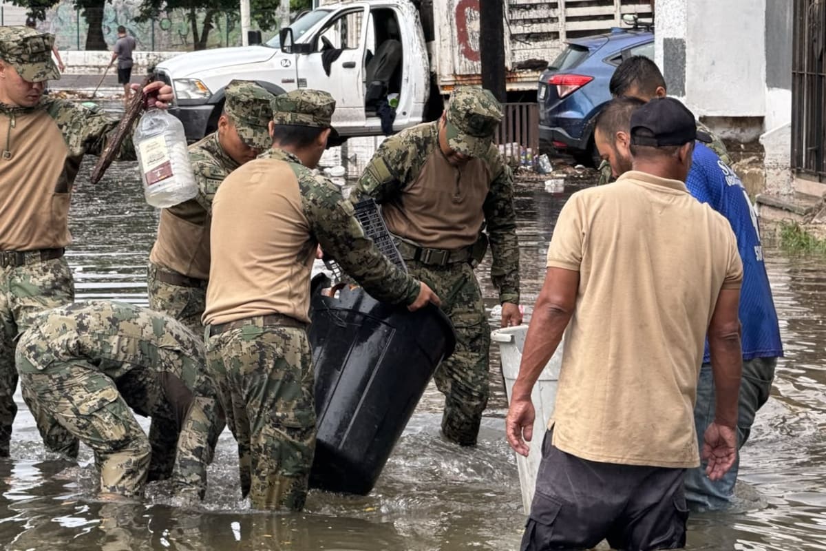 Semar activa el Plan Marina tras lluvias en Mazatlán y despliega brigadas en cuatro zonas afectadas mientras pide evitar actividades en playas