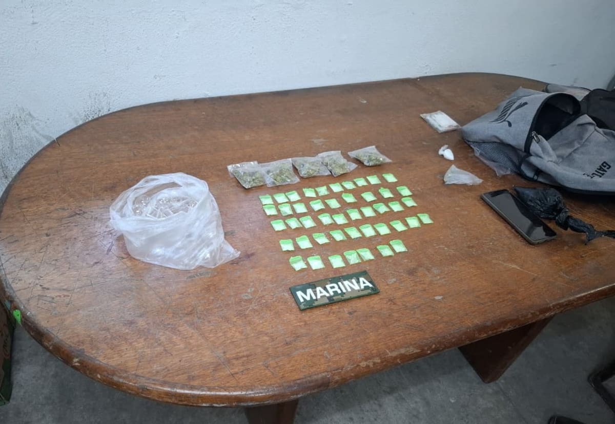Autoridades federales y estatales aseguraron 27 mil litros de hidrocarburo en Tecate y detuvieron a dos hombres con presunta droga durante operativos realizados en Baja California. Foto: Cortesía.