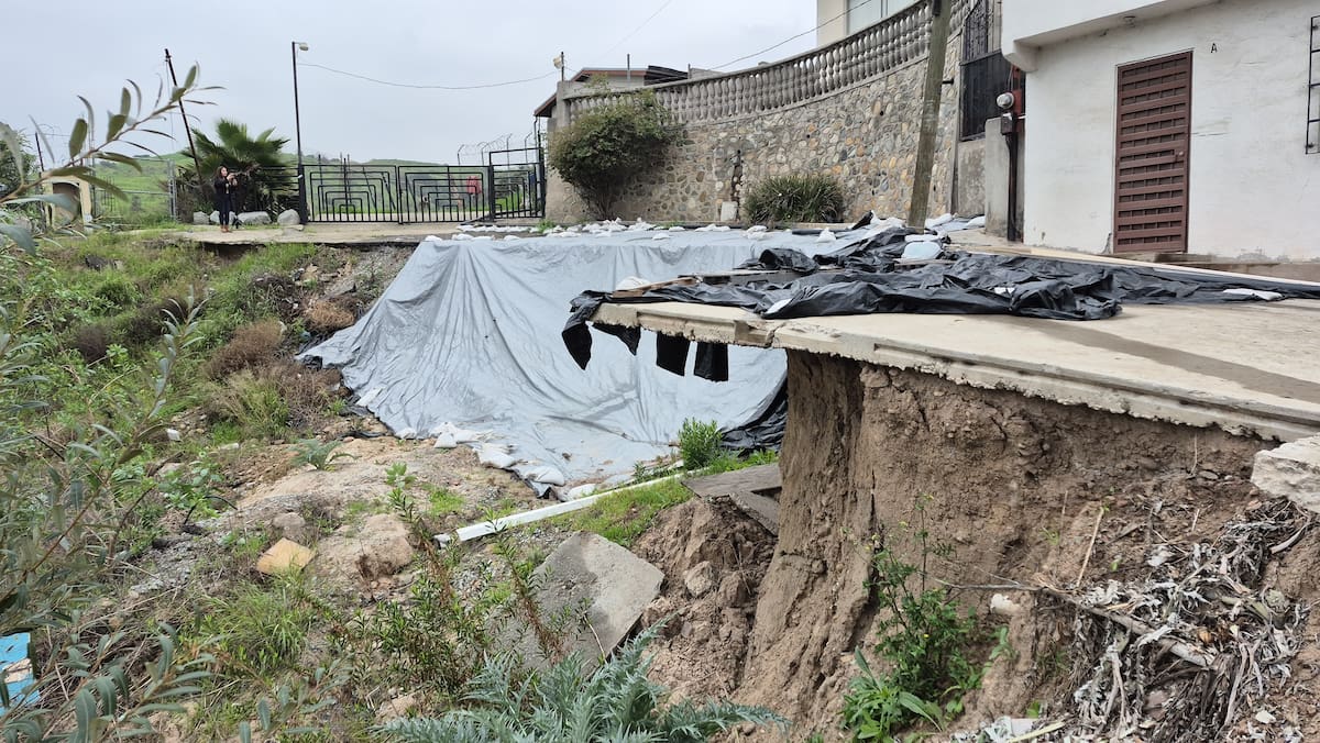 Los derrumbes provocaron un hundimiento en la calle Tarahumara, el cual los vecinos colocaron una lona para evitar que se reblandezca la tierra. Foto: KHENNIA REYES