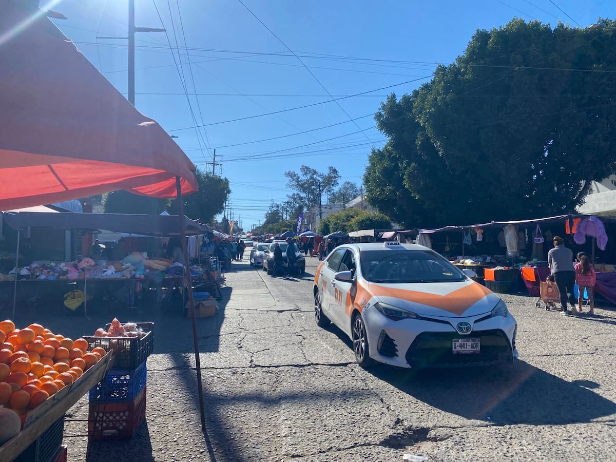 Aunque algunos clientes reducen cantidades, pero algunos optan por comprar en la vía pública para ahorrar durante la temporada. Foto: Emmanuel Castañeda