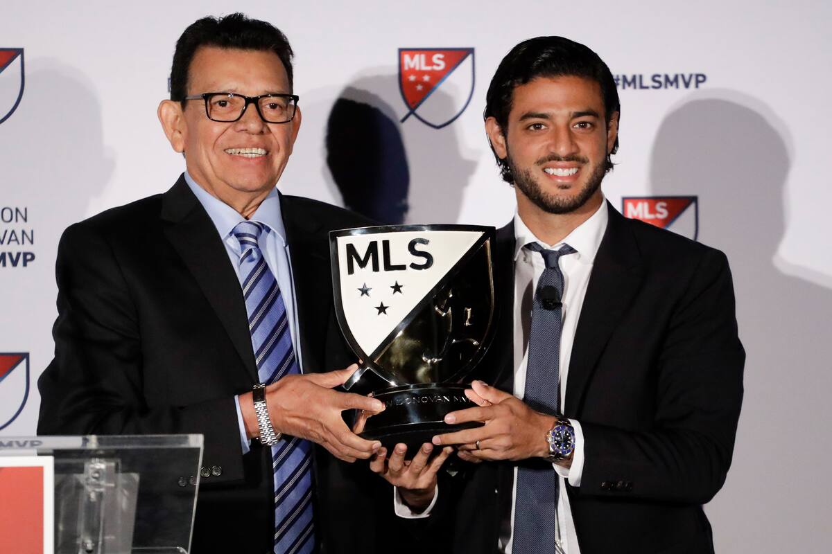 El mexicano Fernando Valenzuela, izquierda, exlanzador estelar de los Dodgers de Los Ángeles, posa con su compatriota Carlos Vela, quien recibe el premio al Jugador Más Valioso de la MLS, el lunes 4 de noviembre de 2019, en Los Ángeles. Vela, delantero del club Los Angeles FC, es el primer jugador mexicano que recibe el “MVP” desde que la liga comenzó en 1996. (AP Foto/Chris Carlson)